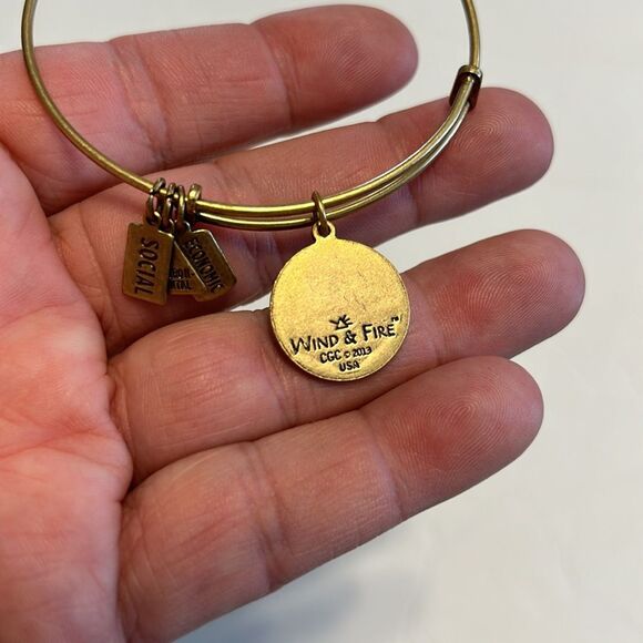 WIND & FIRE NWT Fleur De Lis Gold Charm Bangle Bracelet Stackable Expandable - Picture 6 of 6